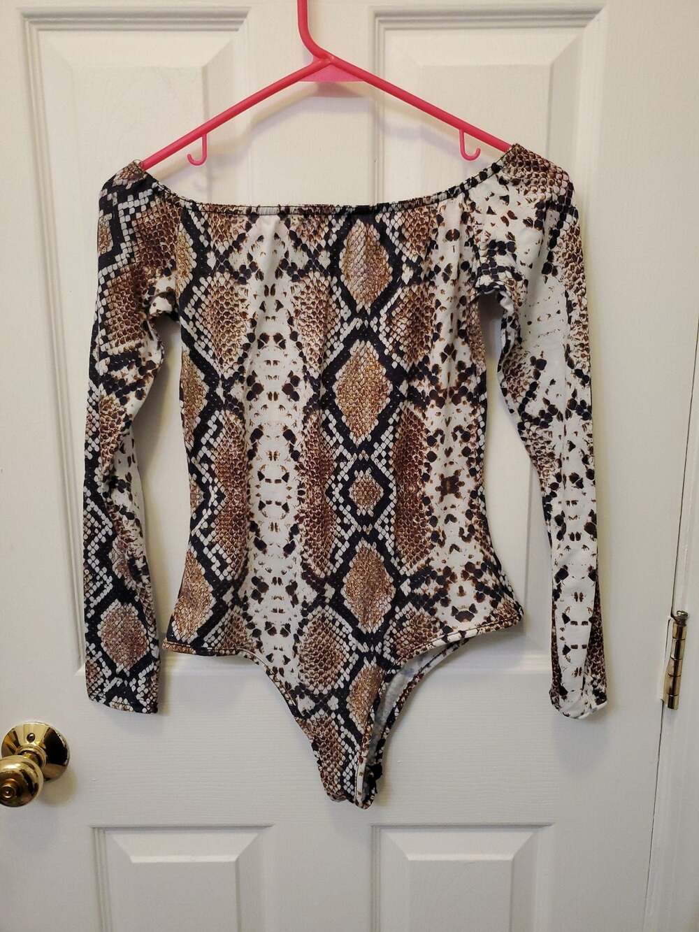PRETTYLITTLETHING Long Sleeve Off-the-Shoulder Snakeskin Print Bodysuit - Picture 4 of 4